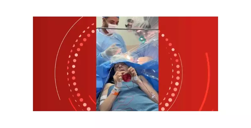 Paciente faz crochê durante cirurgia cerebral para retirar tumor no PR