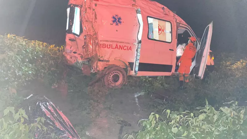 Paciente morre após ambulância capotar na MT-242 em Ipiranga do Norte