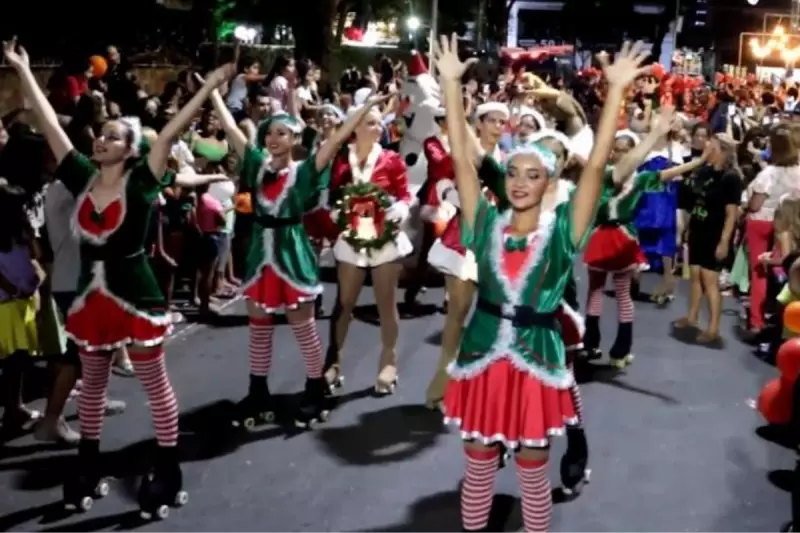 Parada de Natal na Rua Gastronômica de Santos tem Papai Noel e altera trânsito