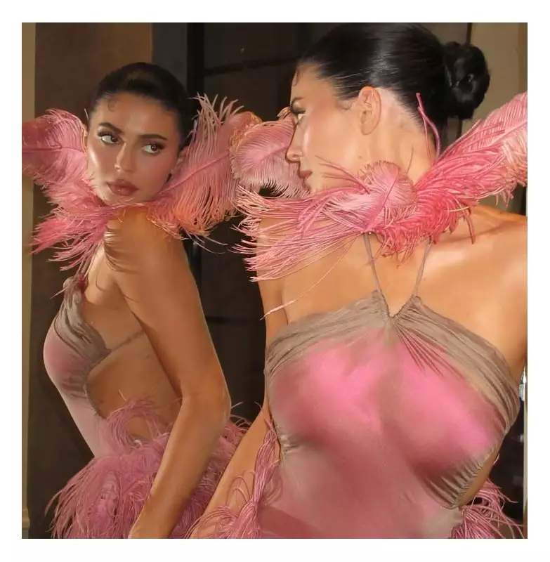 Plumas e franjas: Kylie Jenner e Michelle Obama ditam moda divertida para o Natal 2025