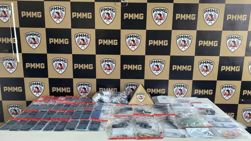 PM apreende 30 celulares e 5 armas em ação contra facção em Governador Valadares