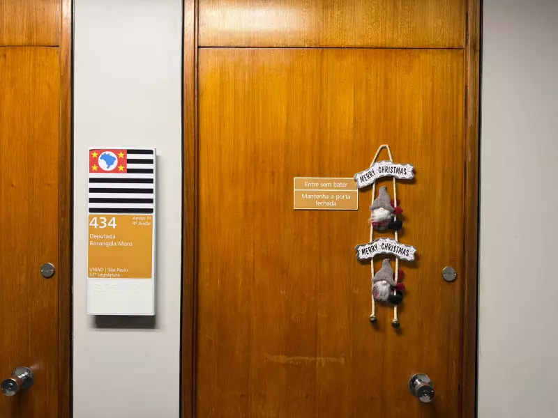 Portas da Câmara no Natal: Guirlandas e Política em Constraste