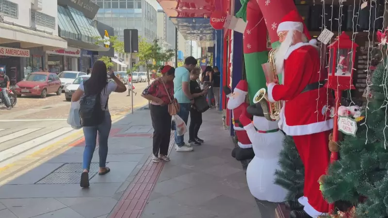 Porto Alegre: 40% das famílias antecipam compras de Natal em 2025