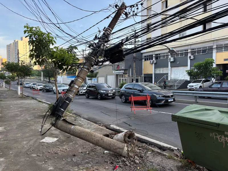 Poste com risco de queda interdita Avenida da Abolição e afeta trânsito em Campinas
