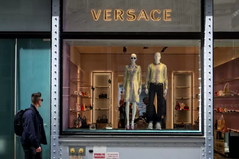 Prada conclui compra da Versace por €1,25 bi e fortalece luxo italiano
