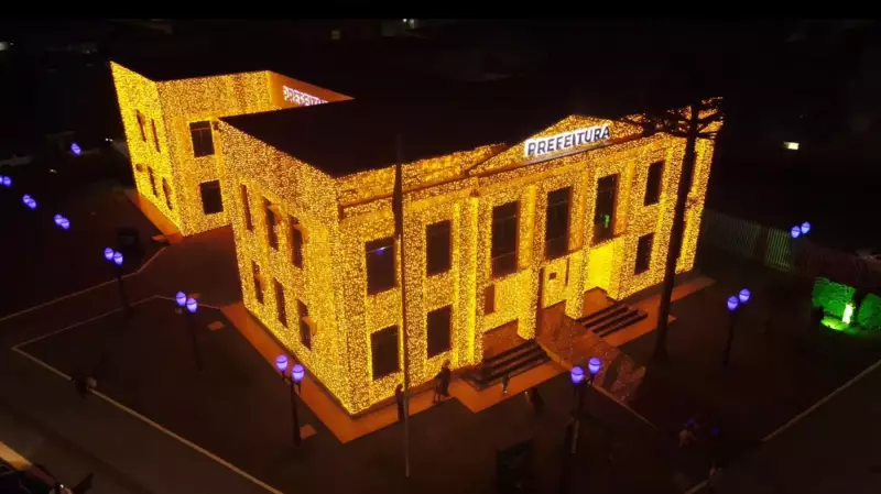 Prefeitura de Laranjeiras do Sul brilha com 70 mil luzes e faz sucesso na web
