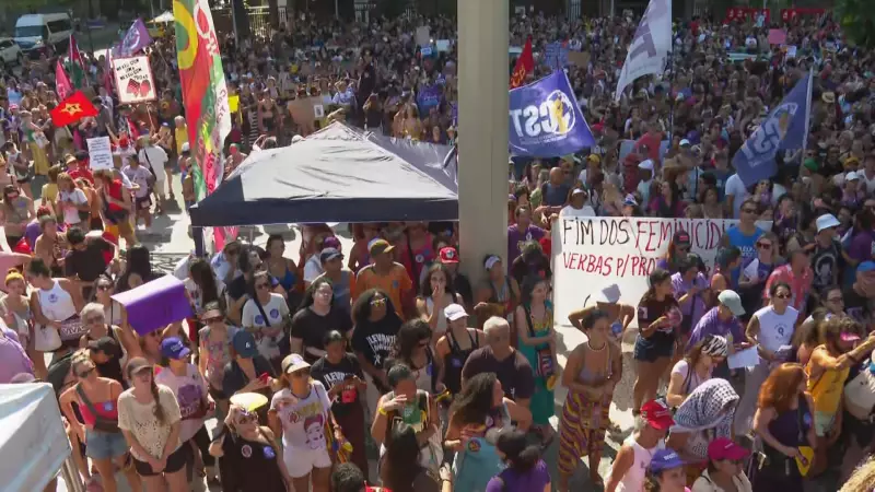 Protesto contra feminicídio reúne centenas em Copacabana; Brasil supera mil casos em 2025