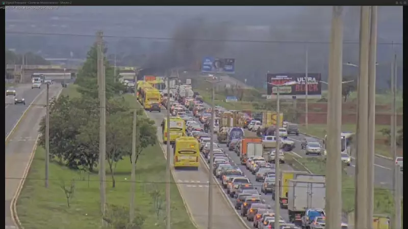 Protesto na DF-480 bloqueia trânsito após derrubada de casas no CAUB 2