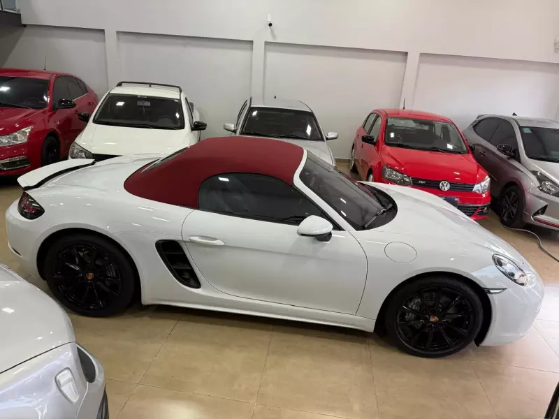 Quadrilha invade casa 3 vezes e furta Porsche e Land Rover em Uberlândia