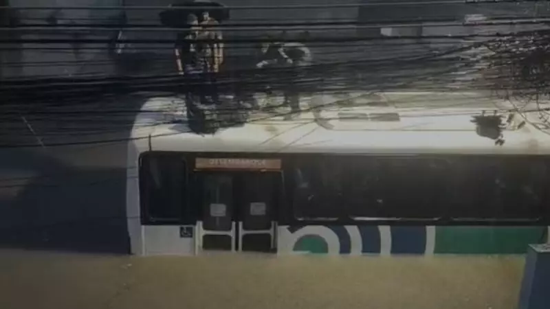 Resgate de passageiros em ônibus no Rio: operação bem-sucedida