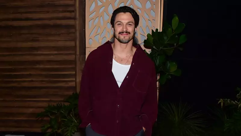 Romulo Estrela revela mudanças de Paulinho em 'Três Graças' e passado do personagem