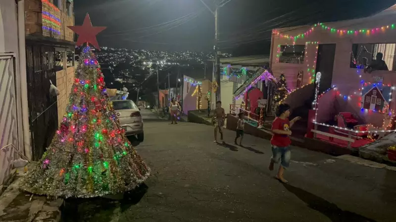Rua em Manaus vira cenário de Natal e atrai visitantes após 3 anos de decoração comunitária