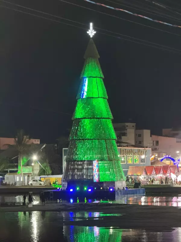 Árvore de Natal de R$ 2,5 mi falha na inauguração em Saquarema