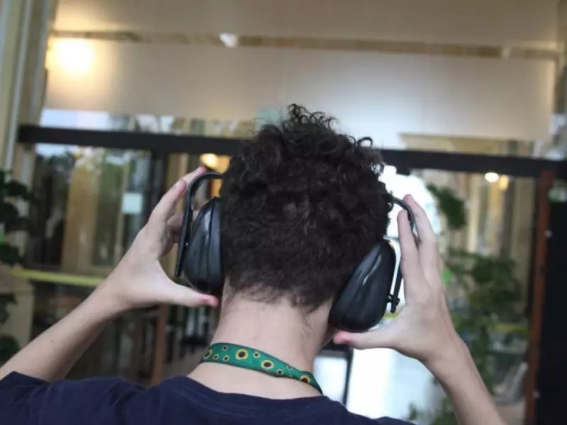 Santos distribui abafadores de som para hipersensibilidade auditiva no Ano Novo