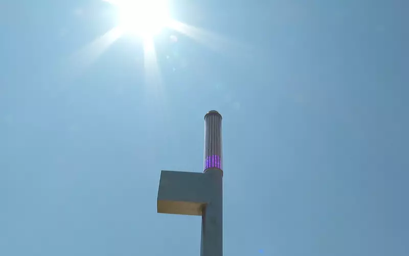 Solmáforo em Barretos alerta para níveis extremos de raios UV com cores