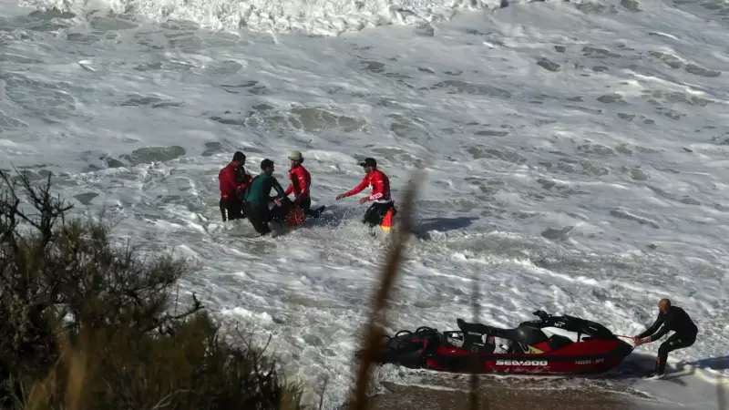 Surfista brasileiro Carlos Burle sofre acidente dramático em onda gigante na Nazaré