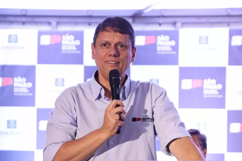 Tarcísio provoca Havaianas após campanha com Fernanda Torres gerar boicote