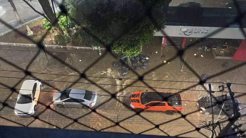Temporal alaga ruas em Juiz de Fora com 84 mm de chuva em 1 hora