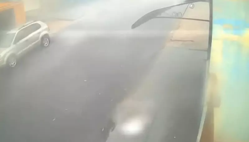 Temporal com granizo e ventos fortes causa estragos em Botucatu e suspende evento natalino