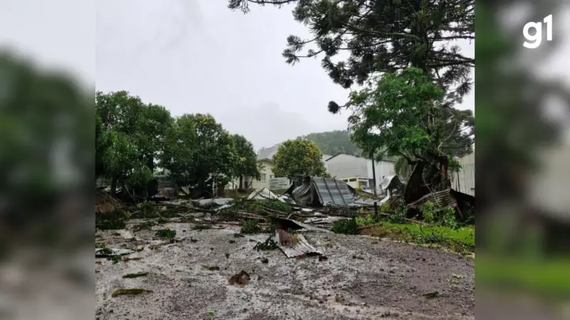 Temporal em Farroupilha destelha 15 casas e escola na Vila Rica