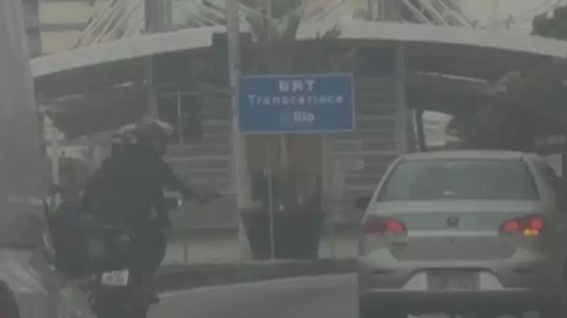 Tentativa de assalto termina com tiros em carro na Praça Seca, RJ