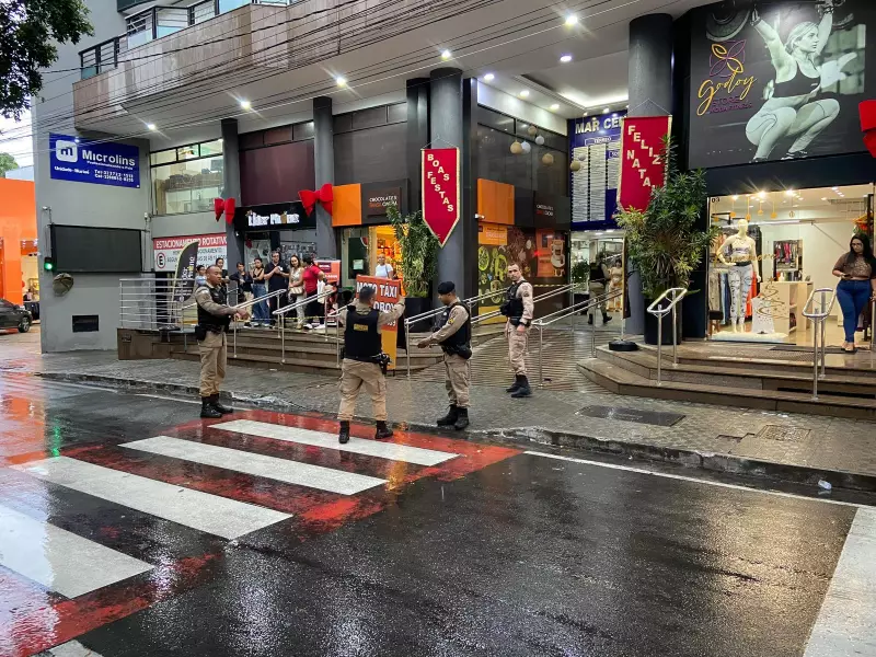 Tentativa de feminicídio em shopping: homem é imobilizado após esfaquear ex