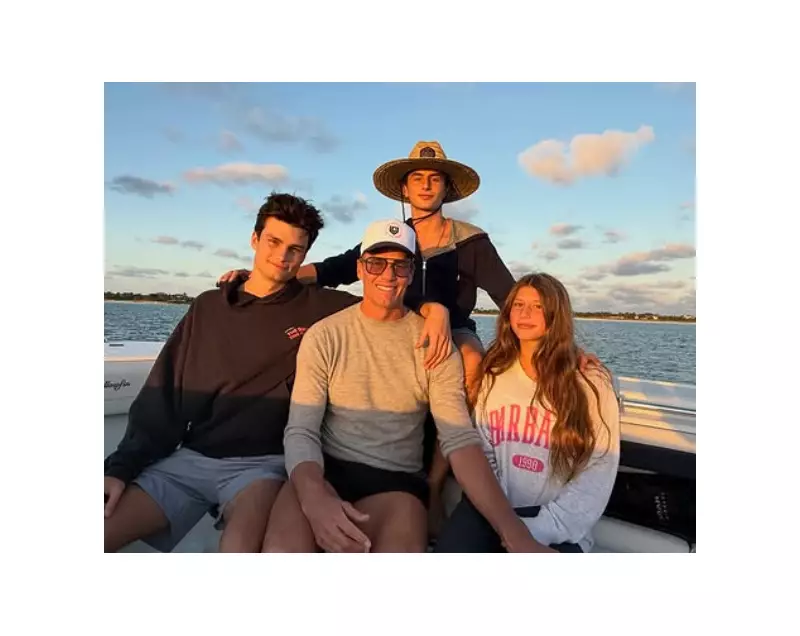 Tom Brady celebra Natal com os filhos em passeio de lancha; Gisele ausente