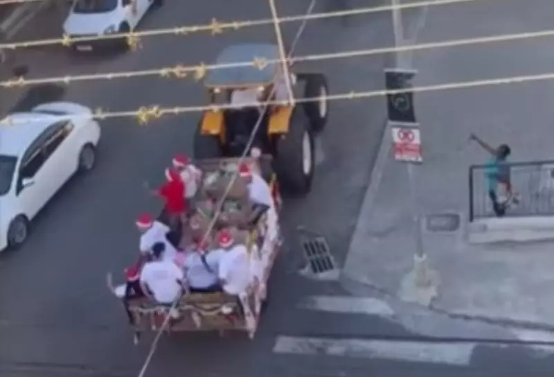 Trator vira trenó de Natal e distribui 1.100 brinquedos em Matias Barbosa