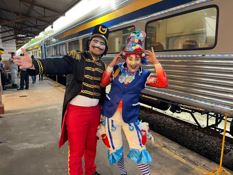 Trem de Natal iluminado percorre 12 cidades do Vale do Paraíba com Papai Noel