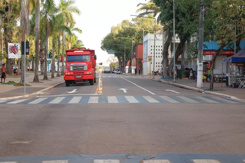 Trânsito e ônibus mudam no Centro de Rio Branco para decoração de Natal