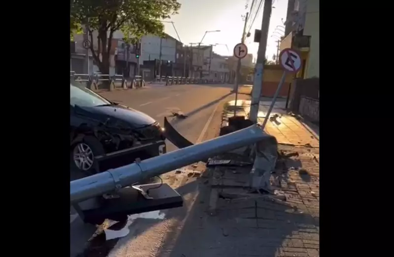 Três acidentes em Campos: poste derrubado na 28 de Março gera transtornos