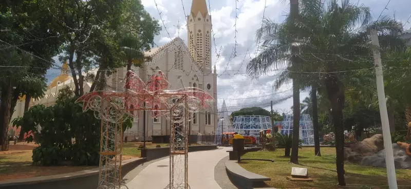 Tupã finaliza decoração natalina na Praça da Bandeira para eventos com milhares de crianças