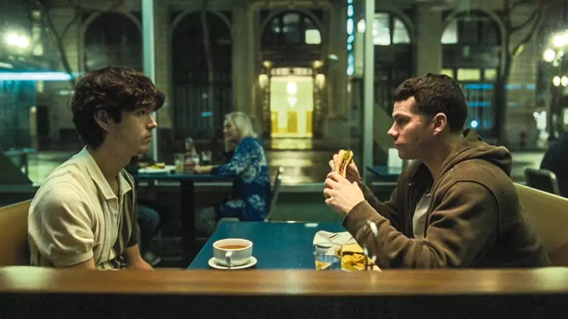 Twinless: Dylan O'Brien vive luto de irmão gêmeo em filme em cartaz