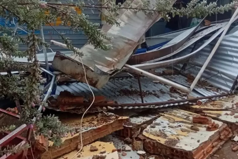 Ventos fortes derrubam estrutura de loja em João Lisboa, MA