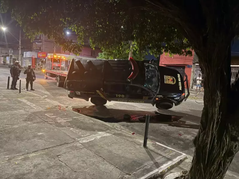 Viatura da PM tomba durante perseguição a suspeito armado em Aracaju