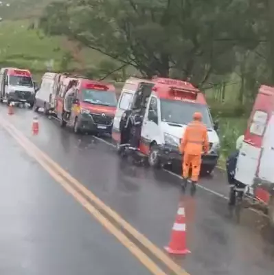 Acidente grave com micro-ônibus na BR-267 mata uma pessoa e fere 12