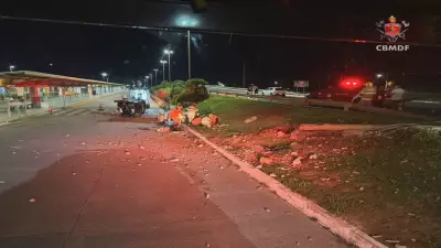 Acidente grave no Gama: carro capota na via do BRT e deixa dois jovens feridos