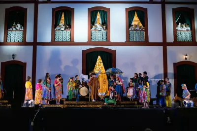 Auto de Natal 'Sinhô Rei Menino' atrai milhares em Perdões (MG) com tradição mineira