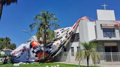 Balão com decorações natalinas cai sobre igreja e casas em Itu (SP)