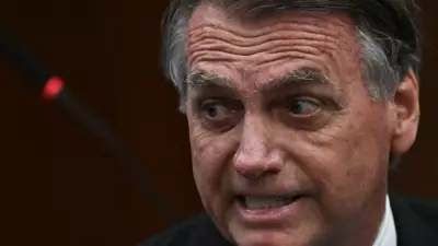 Bolsonaro passa por novo procedimento para soluços após 9 meses de crise