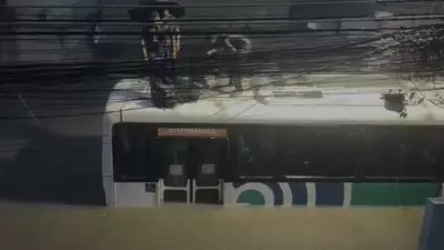 Bombeiros resgatam passageiros de ônibus alagado em Campo Grande, Rio