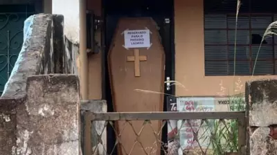 Caixão com aviso 'Reservado para ladrão' vira protesto contra insegurança em São Carlos