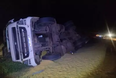Caminhão bitrem com milho tomba na MS-480 após pneu estourar em buraco