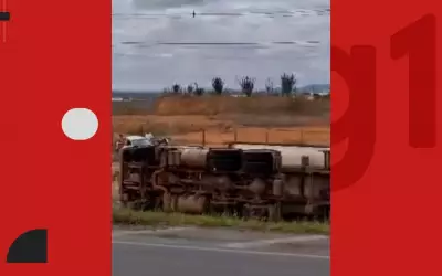 Caminhão com grãos tomba e carga é saqueada na BR-242 em Itaberaba