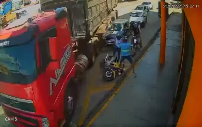 Carreta desgovernada atinge veículos em Itapeva; câmeras flagram acidente