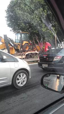 Carreta invade ciclovia em Maceió após evitar colisão; ninguém se feriu