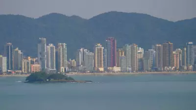 Chuva intensa alaga ruas em Balneário Camboriú e Brusque (SC)