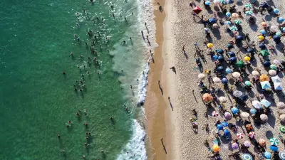 Cobrança por cadeira na praia: o que é permitido e o que é abusivo?