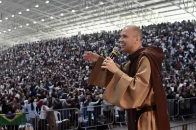 Frei Gilson atrai multidão em show gratuito na Orla de João Pessoa