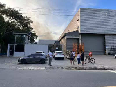Incêndio atinge fábrica de vidro em Mogi das Cruzes; 13 bombeiros atuam